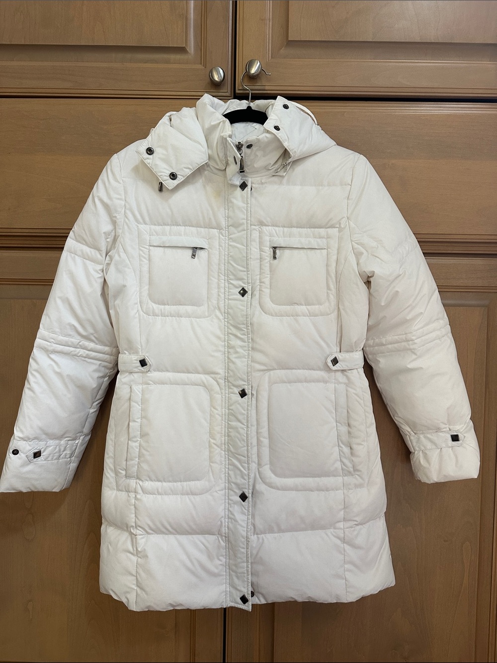 Vintage White Hooded Puffer Coat with Front Pockets